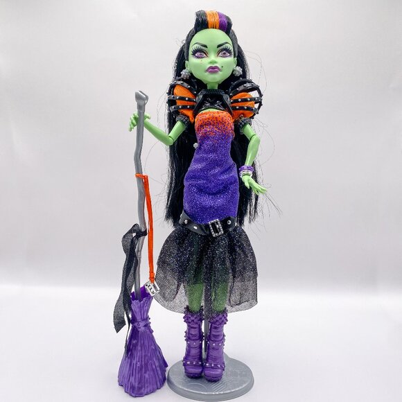 Monster High Casta Fierce Doll *Near Complete* w/ Broom + Outfit - Picture 2 of 5